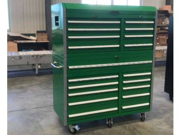 Metallgarageskåp på hjul